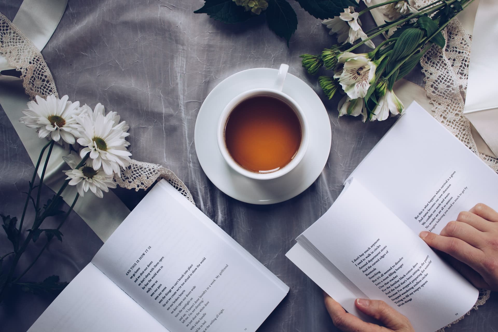 tasse tee mit büchern auf einem esstisch