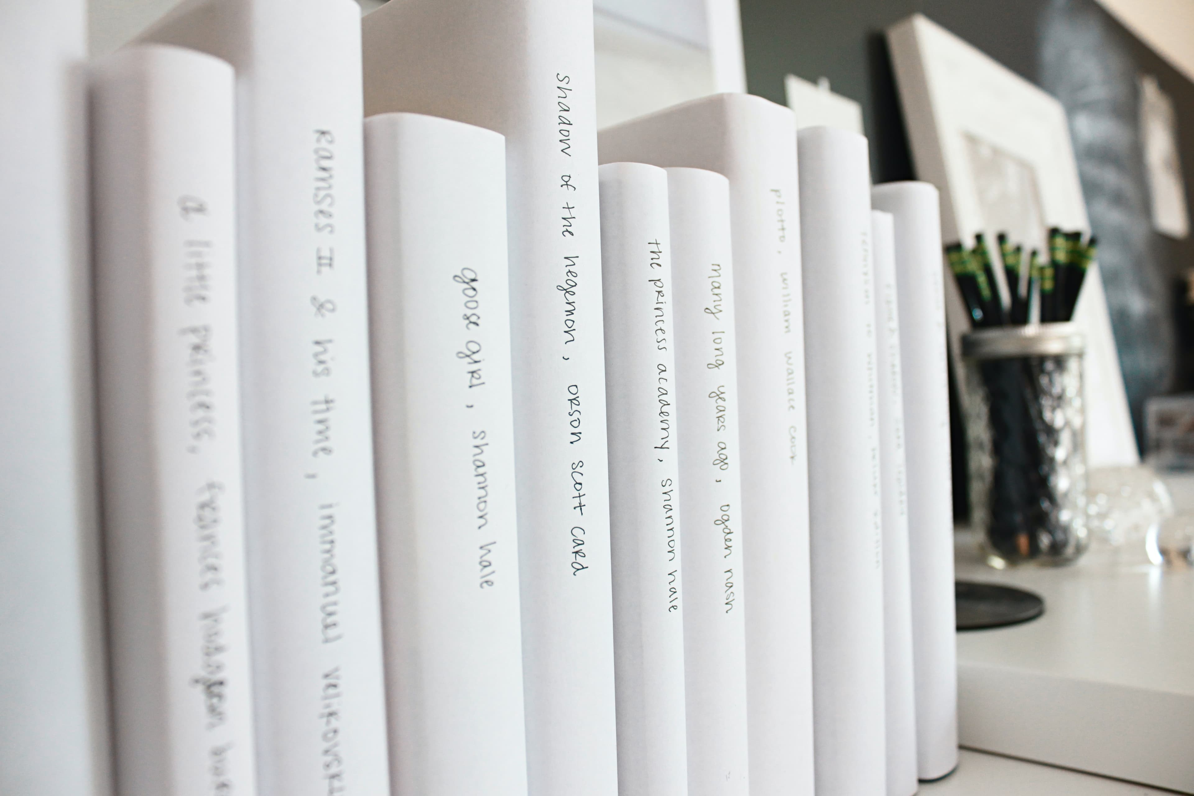nahaufnahme von aufgereihten büchern
