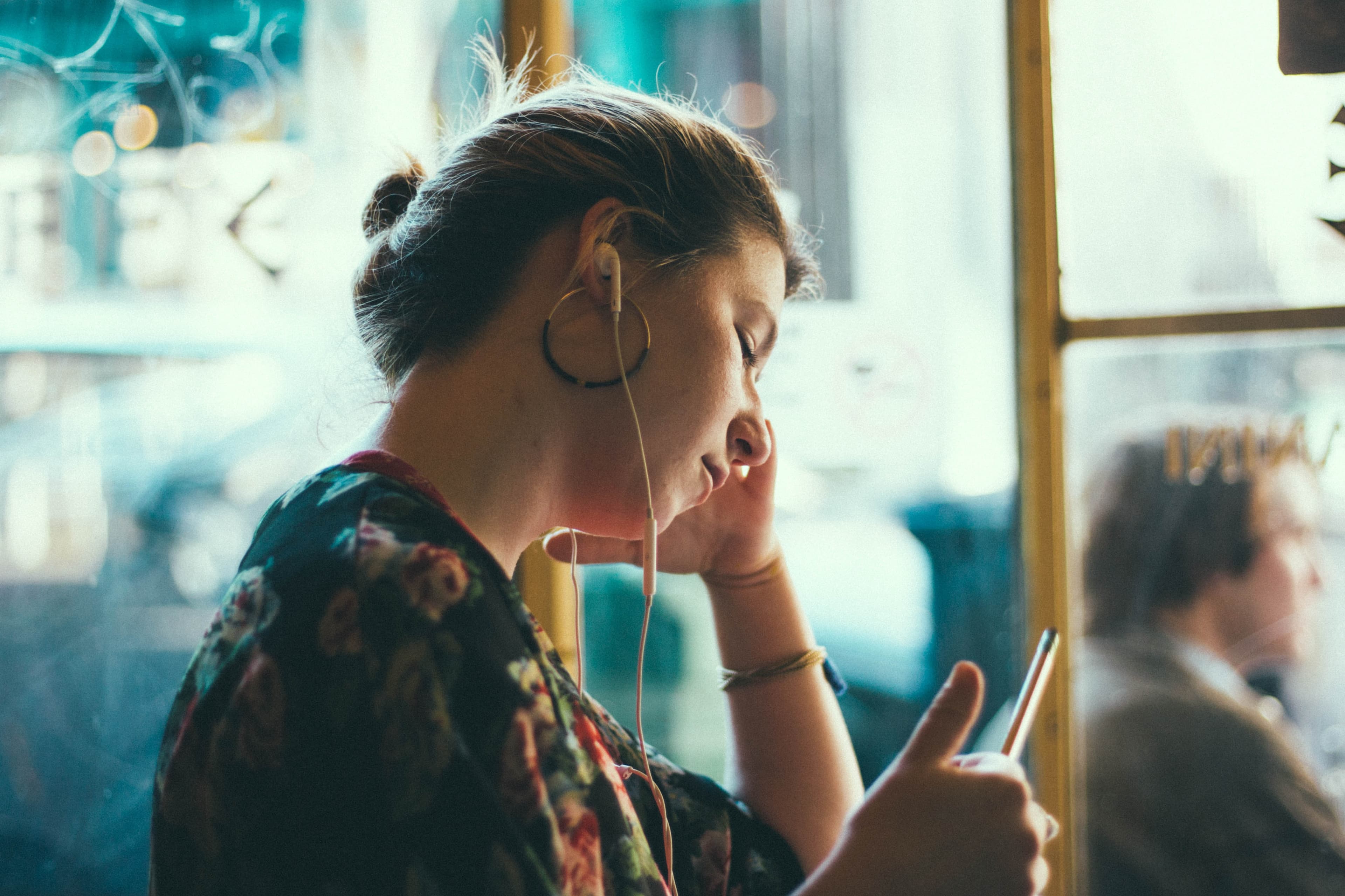 mädchen hört musik im bus