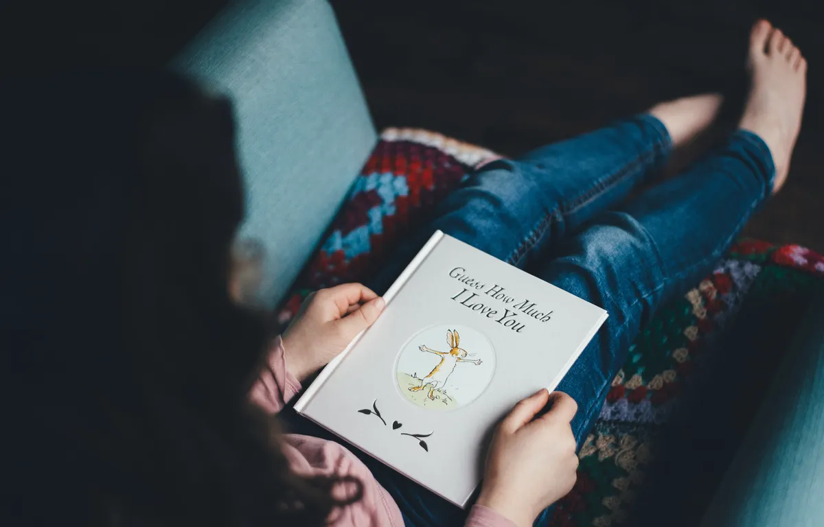 kind mit kinderbuch