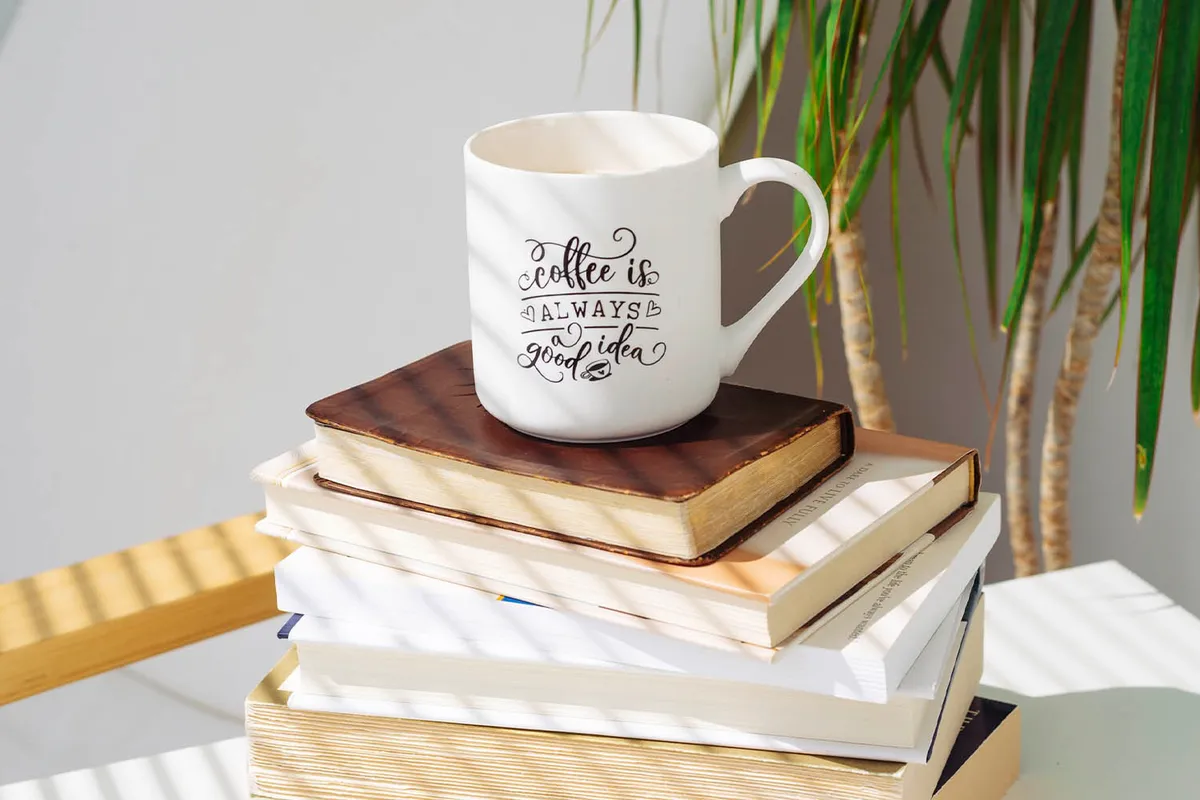 tasse auf büchern