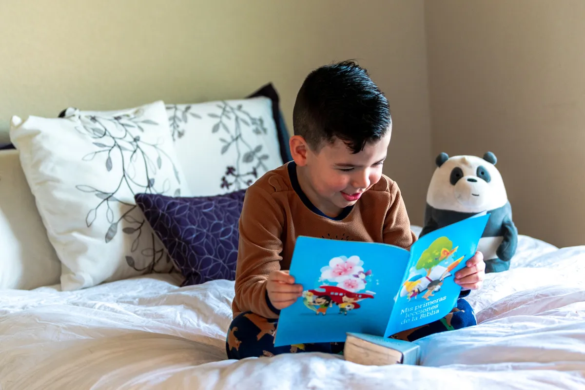 junge mit kinderbuch