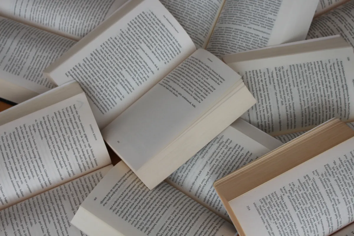 aufgeschlagene bücher übereinander liegend